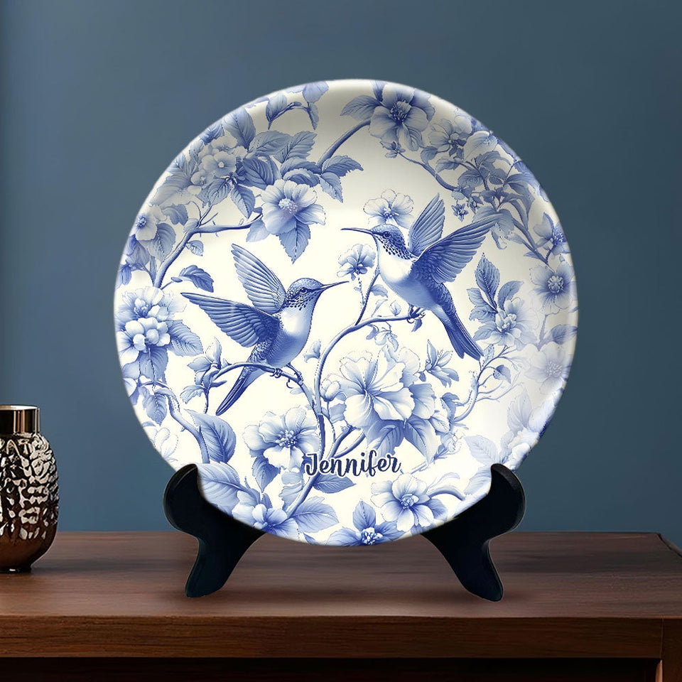 Assiette ronde en céramique personnalisée avec un magnifique motif Toile de Jouy colibri