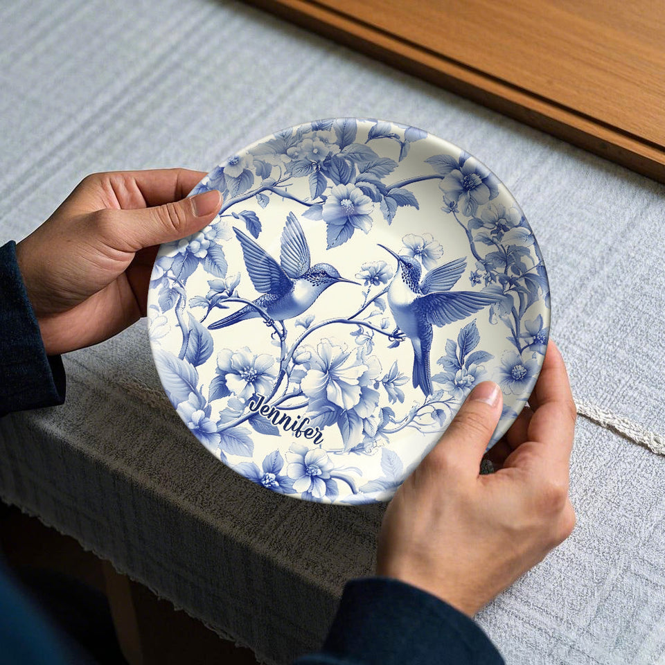 Assiette ronde en céramique personnalisée avec un magnifique motif Toile de Jouy colibri