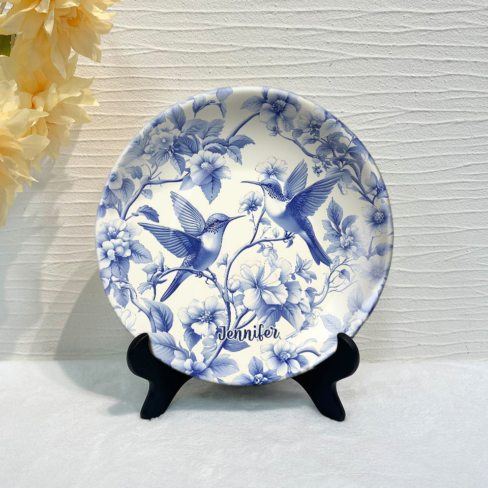 Assiette ronde en céramique personnalisée avec un magnifique motif Toile de Jouy colibri