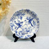 Assiette ronde en céramique personnalisée avec un magnifique motif Toile de Jouy colibri