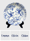 Assiette ronde en céramique personnalisée avec un magnifique motif Toile de Jouy colibri