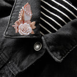 Mains en prière avec des roses - Broche chrétienne personnalisée