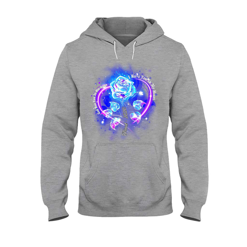 Dieu te tient dans ses bras, je te porte dans mon cœur - T-shirt et sweat à capuche personnalisés en hommage