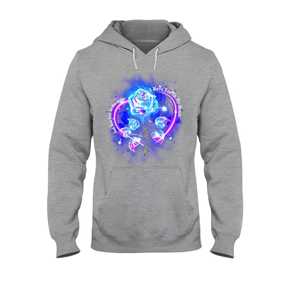 Dieu te tient dans ses bras, je te porte dans mon cœur - T-shirt et sweat à capuche personnalisés en hommage