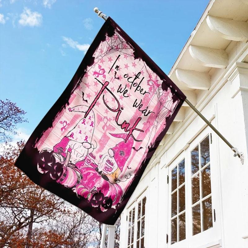 En octobre, nous portons du rose. Gnome citrouille d'Halloween - Drapeau de sensibilisation au cancer du sein 0822