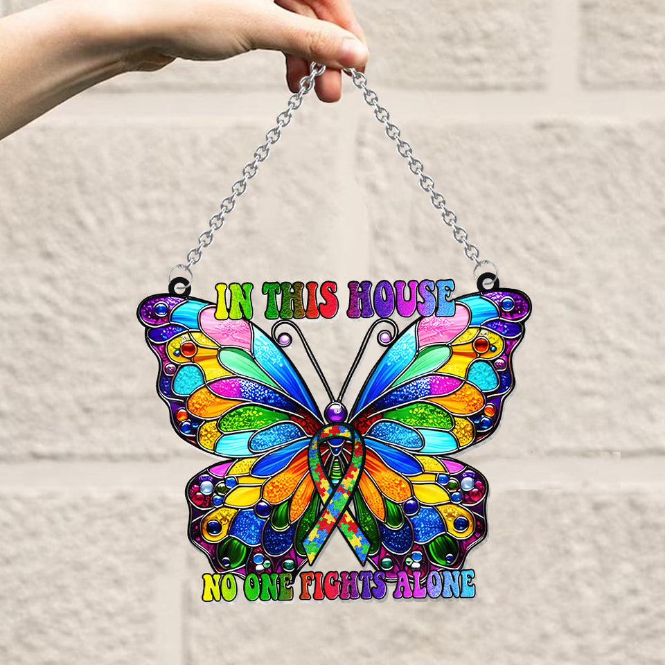 Dans cette maison, personne ne se bat seul - Attrape-soleil décoratif à suspendre à la fenêtre pour la sensibilisation à l'autisme 