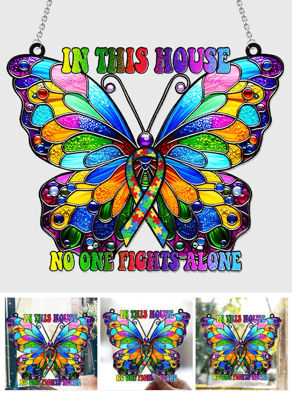 Dans cette maison, personne ne se bat seul - Attrape-soleil décoratif à suspendre à la fenêtre pour la sensibilisation à l'autisme 