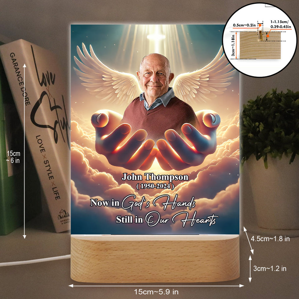 Maintenant entre les mains de Dieu, toujours dans nos cœurs - Plaque commémorative personnalisée avec socle lumineux